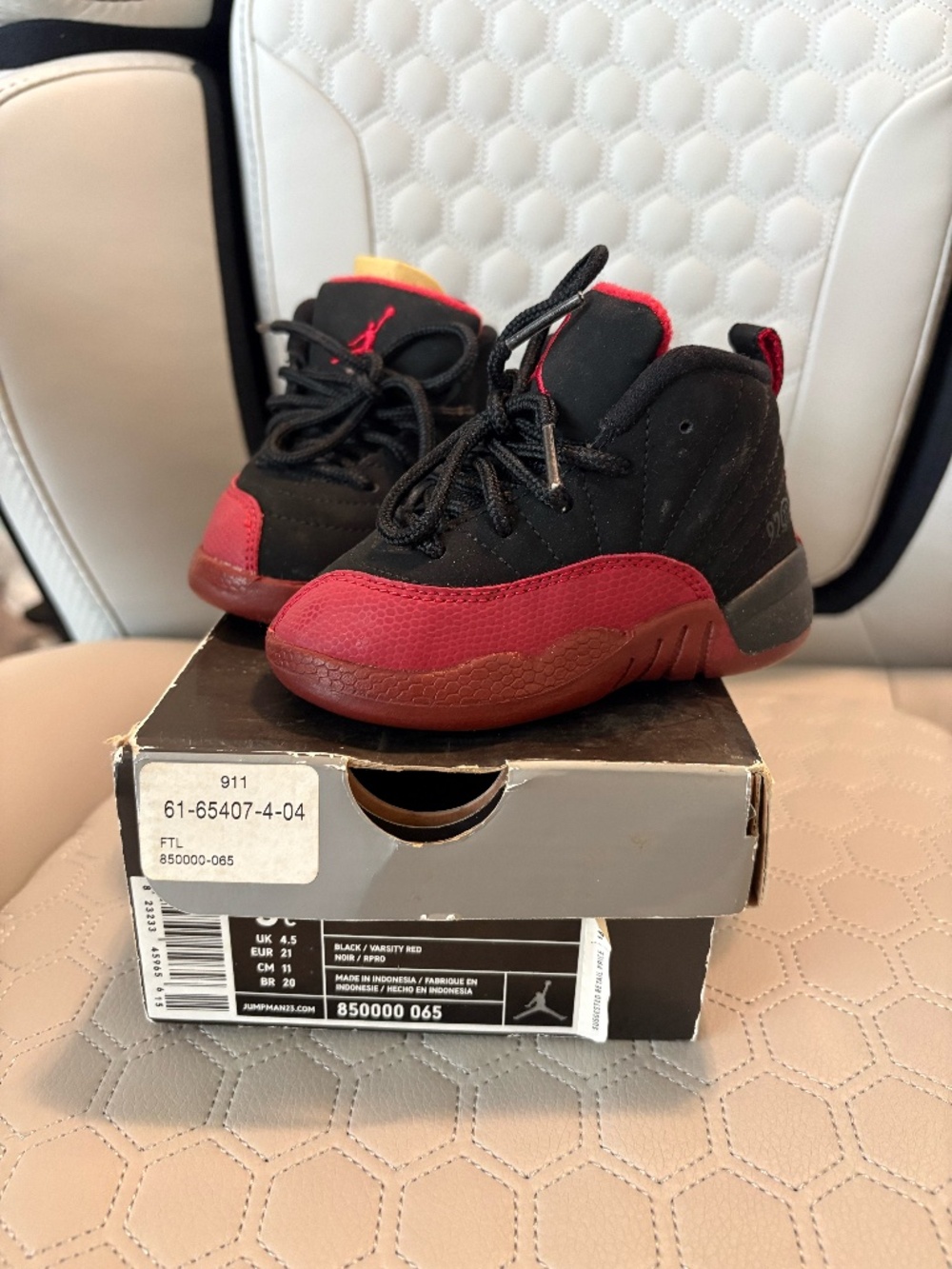 JORDAN 12 Retro (Toddler) in Black/Varsity Red